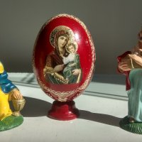 Великденско дървено яйце с икона, боядисано и лакирано и 2 тематични фигурки, снимка 1 - Статуетки - 40185683