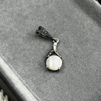 Сребърна висулка с бял камък, снимка 1 - Колиета, медальони, синджири - 43840136