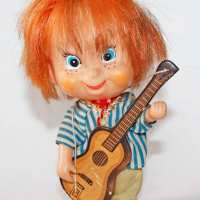 1970те Японска гумена кукла Момче с китара, Винтидж, снимка 3 - Колекции - 44842417