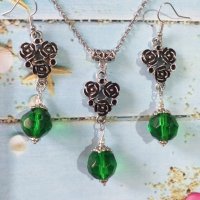  Разкошен комплект бижута в смарагдово зелено и красива основа с рози в цвят антично сребро , снимка 1 - Бижутерийни комплекти - 33203332