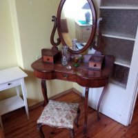 Много стара тоалетна масичка с огледало и с табуретка за будоар , снимка 1 - Антикварни и старинни предмети - 43838713