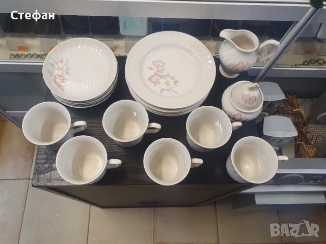 Порцеланов комплект / Сервиз за кафе с 6бр. чаши с 6бр. чинии, 6 по-големи чинии, каничка за мляко и, снимка 2 - Сервизи - 51986252