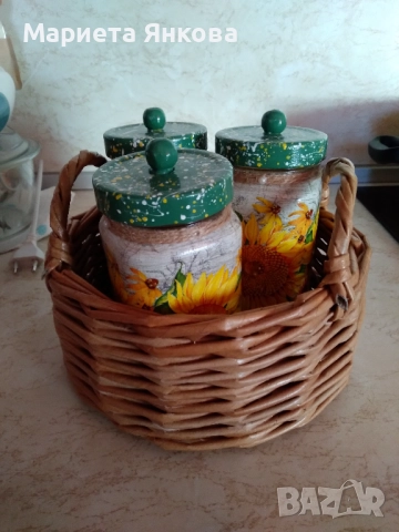 Комплект бурканчета за съхранение на подправки с ръчно плетено панерче 