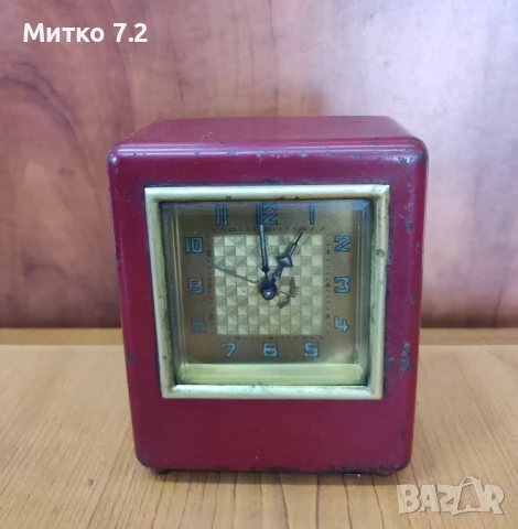 стар часовник с касичка