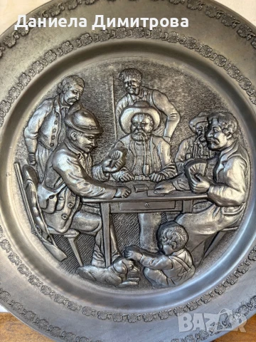 Масивна калаена чиния за окачване с картоиграчи в кръчма, снимка 3 - Антикварни и старинни предмети - 51338383