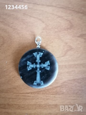 Нов медальон с кръстче оникс + сребро. Ониксът дава сила, увеличава печалбата, помага при стрес, 