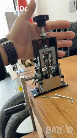 Машина за сваляне на изолацията на кабели.