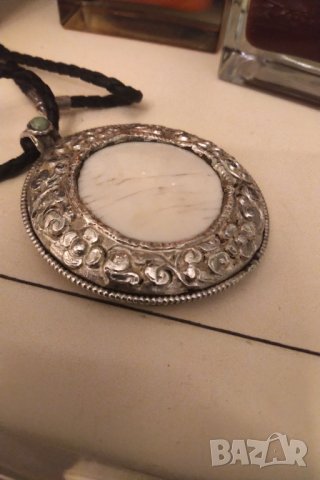 Авторски стар сребърен медальон ,с камилска кост и ахат , снимка 2 - Колиета, медальони, синджири - 43674763