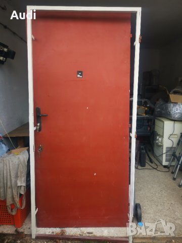 Продавам масивна входна врата с каса от винкел, направена е от метална рамка, оребрена облечена от д, снимка 8 - Входни врати - 39391290
