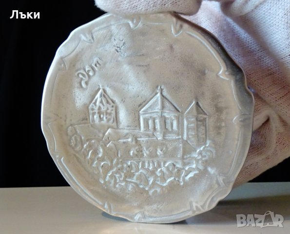  Чиния от калай,релефно изображение на Катедрала . 