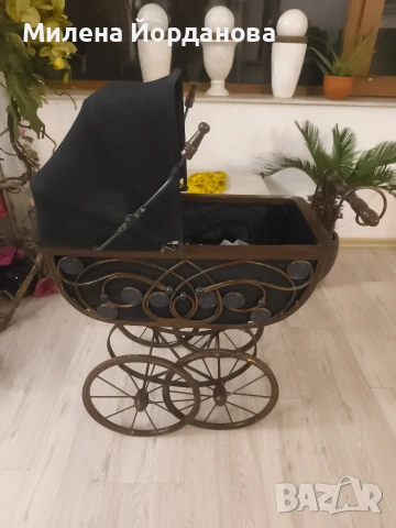 антикварна детска количка с нова кукла