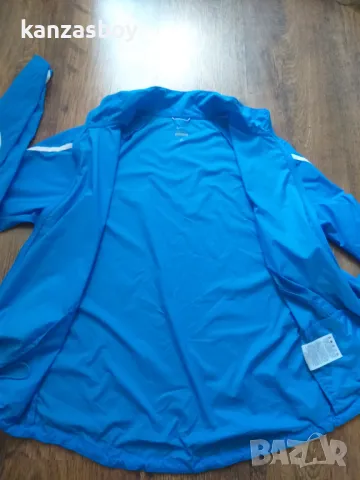 Nike Impossibly Light Jacket Womens - страхотна дамска ветровка КАТО НОВА С, снимка 10 - Спортни екипи - 47272767