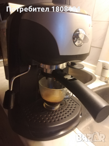 Кафе машина Делонги с ръкохватка с крема диск, работи перфектно и прави страхотно кафе с каймак , снимка 2 - Кафемашини - 36415438