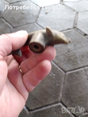 Бронзова фигура на делфин