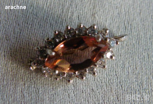 Сребърен медальон със султанит и топази