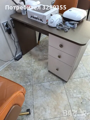 Бюро маса за маникюр