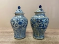 Двойка антикварни керамични вази с капачета, ръчна изработка, височина около 17 см, снимка 3