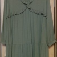 СТРАХОТНА зелена рокля на волани с дълъг ръкав и остро деколте , снимка 1 - Рокли - 37860736
