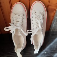 Бели гуменки, снимка 1 - Дамски ежедневни обувки - 38297825
