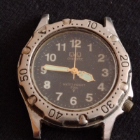 Марков мъжки часовник Q/Q QUARTZ WATER RESIST  с светещи стрелки много красив стилен - 26843, снимка 1 - Мъжки - 36550019