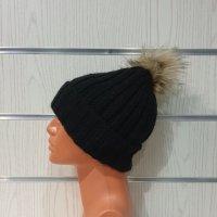 Нова зимна шапка в черен цвят с помпон/пух, снимка 3 - Шапки - 35512585