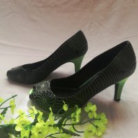 Ефектни дамски обувки със зелен ток, снимка 1 - Дамски елегантни обувки - 28556733