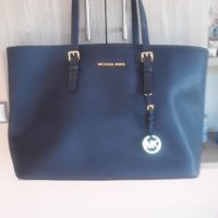 Дамска чанта тъмно синя на MICHAEL Kors, с 5 преградки.Оригинална., снимка 2 - Чанти - 38143660