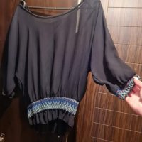 Черна блузка с къдрички и ластик долу и бродерии по ръкавите и в кръста, снимка 2 - Блузи с дълъг ръкав и пуловери - 40069617
