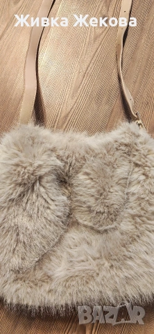 бежова пухкава чанта 