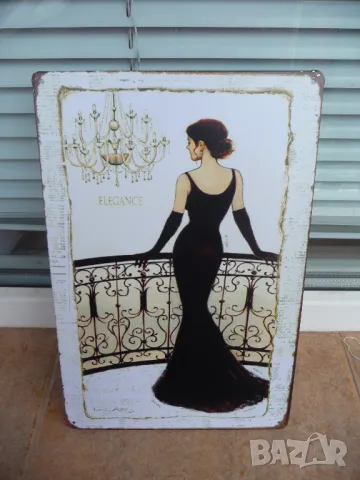 Метална табела мода дълга черна рокля балкон полилей парти бал елегантна стилна