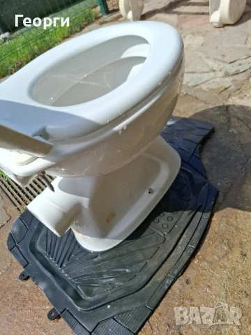 Тоалетна чиния с капак.