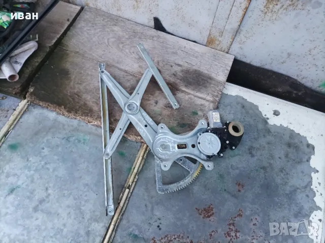 Заден ляв Ел стъкло повдигач за Тойота Корола Версо. 2006 год.