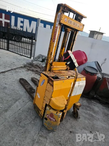 Стакер повдигач