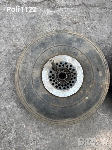 Гуми от самолет, снимка 2 - Антикварни и старинни предмети - 50508800