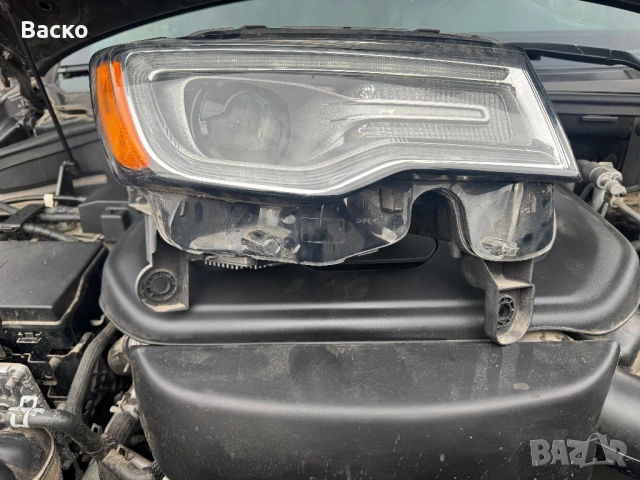 Оригинален десен фар за jeep grand cherokee wk2 overland 2018, снимка 3 - Части - 53231443
