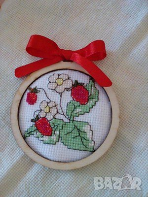 малък  гоблен с кръгла рамка 8 см, снимка 3 - Гоблени - 19949967