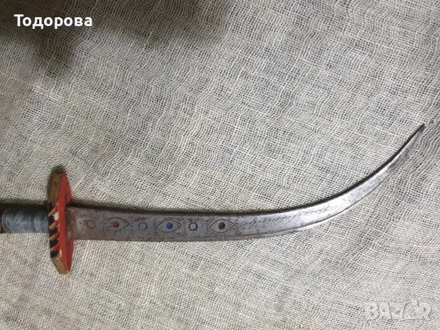 Старинен ритуален кинжал.Дръжка от екзотична дървесина и извито острие с орнаменти, снимка 2 - Антикварни и старинни предмети - 48179021