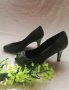 Ефектни дамски обувки със зелен ток