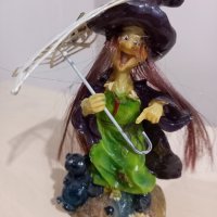 Фигурка (статуетка) на Вещица (Баба Яга) с черен котарак и чадърче, снимка 1 - Колекции - 43232023