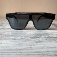 Черни слънчеви очила със златна лента 😎, снимка 1 - Слънчеви и диоптрични очила - 44906644