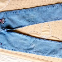 Детски дънки Denim с бродерия и дължина 64см за ръст 104см, снимка 2 - Детски панталони и дънки - 28657174