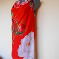 Червена рокля с флорални мотиви, снимка 1 - Рокли - 31130910