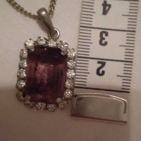 стар дамски медальон лилав и бял шлифован кристал  сребърно покритие, снимка 1 - Антикварни и старинни предмети - 35159934