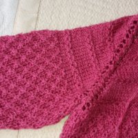 Детска - бебешка лилава жилетка ръчно плетена, снимка 3 - Детски пуловери и жилетки - 28634012