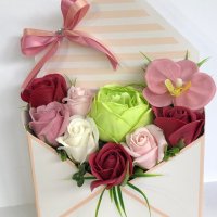 Плик аранжиран с сапунени цветя, снимка 2 - Подаръци за жени - 40869187