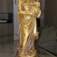 Статуетка на Богородица с Младенеца. Материал смола върху дървен постамент., снимка 1 - Статуетки - 43339267