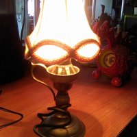 Стара електрическа нощна лампа с абажур и крушка миньонка, снимка 1 - Антикварни и старинни предмети - 36753482