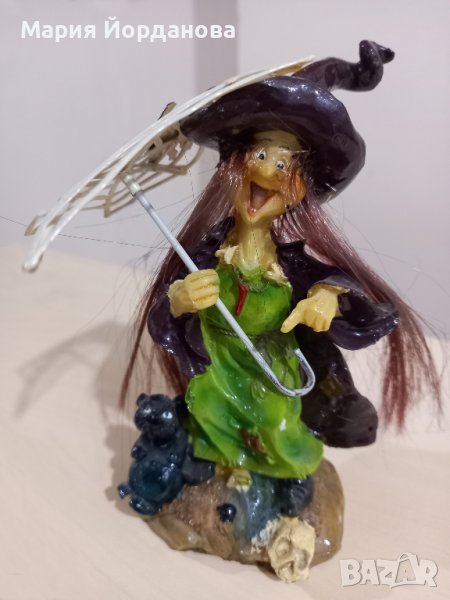 Фигурка (статуетка) на Вещица (Баба Яга) с черен котарак и чадърче, снимка 1
