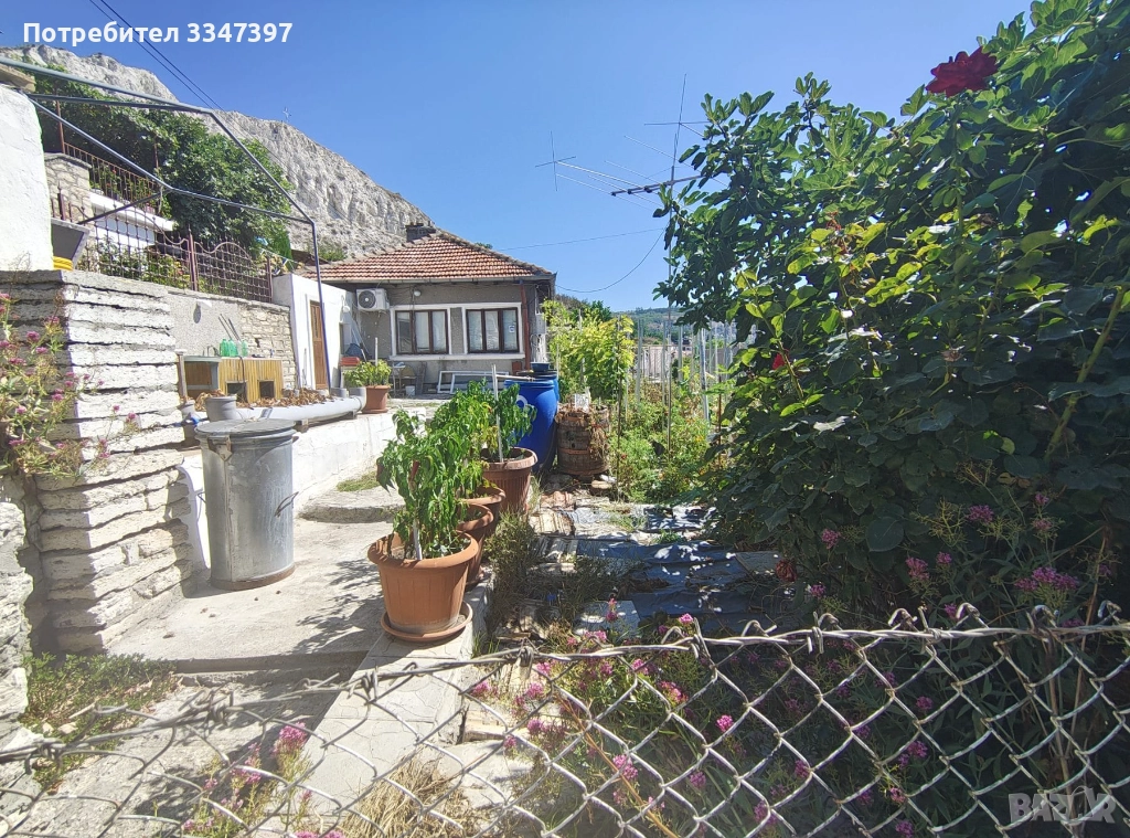 Продавам 1/2 реална част от къща в централната част на гр. Балчик., снимка 1