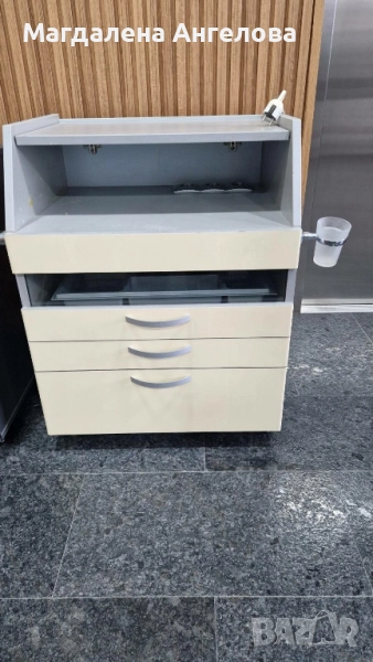 Светлосив шкаф за педикюр, снимка 1